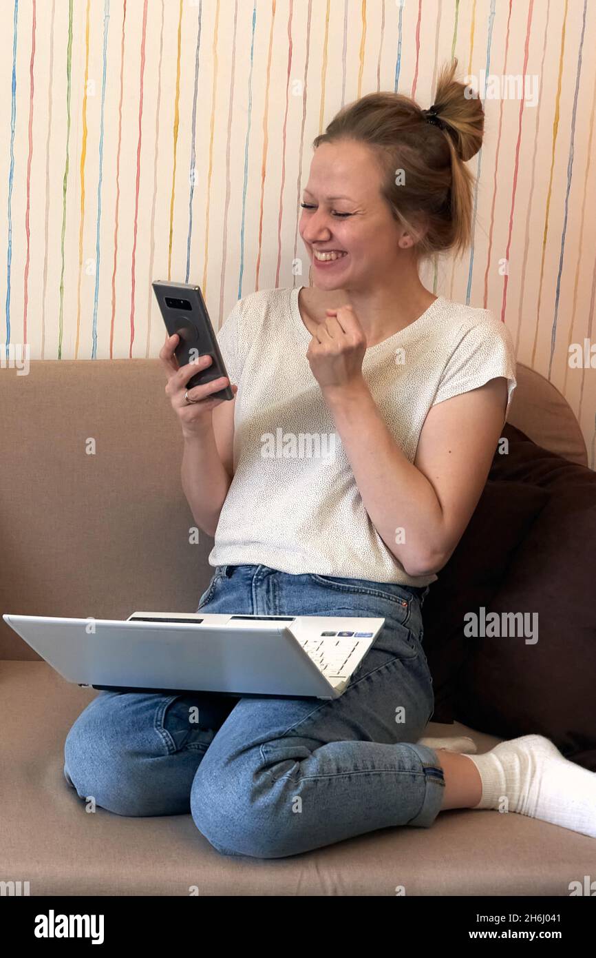 Yound donna telelavoro da casa durante la quarantena covid-19. Lavoro autonomo freelance. Foto Stock