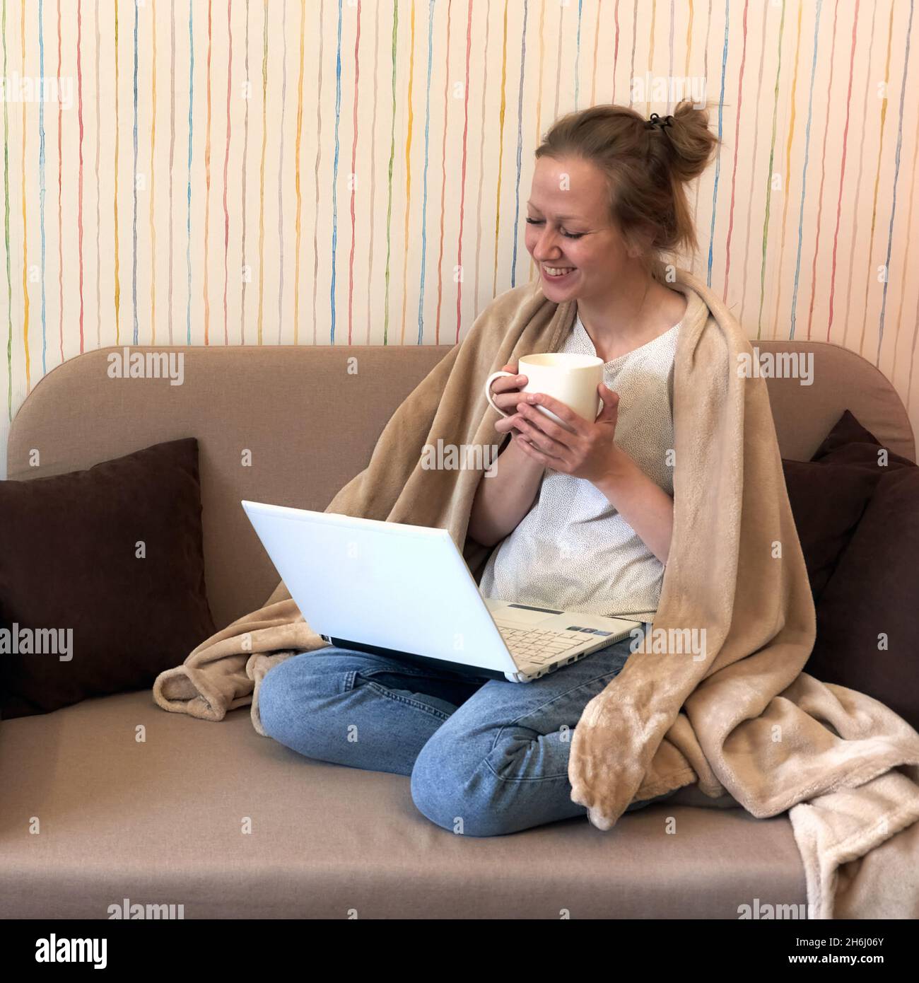 Yound donna telelavoro da casa durante la quarantena covid-19. Lavoro autonomo freelance. Foto Stock