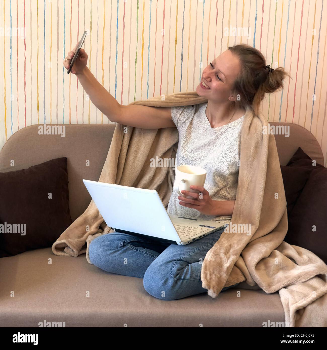 Yound donna telelavoro da casa durante la quarantena covid-19. Lavoro autonomo freelance. Foto Stock