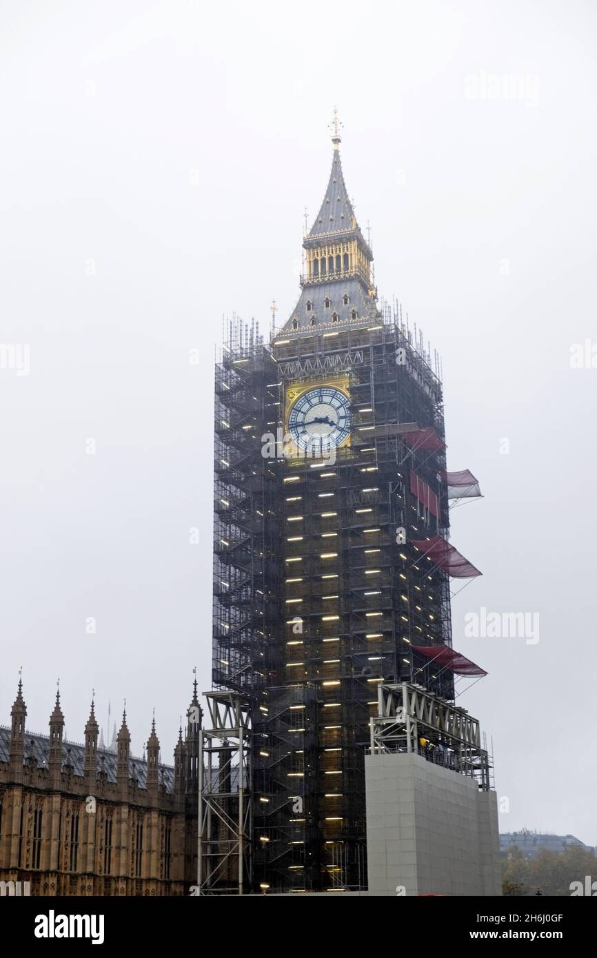 Torre dell'orologio Big ben e ponteggi in fase di ristrutturazione a Westminster Londra Inghilterra Gran Bretagna Novembre 2021 KATHY DEWITT Foto Stock