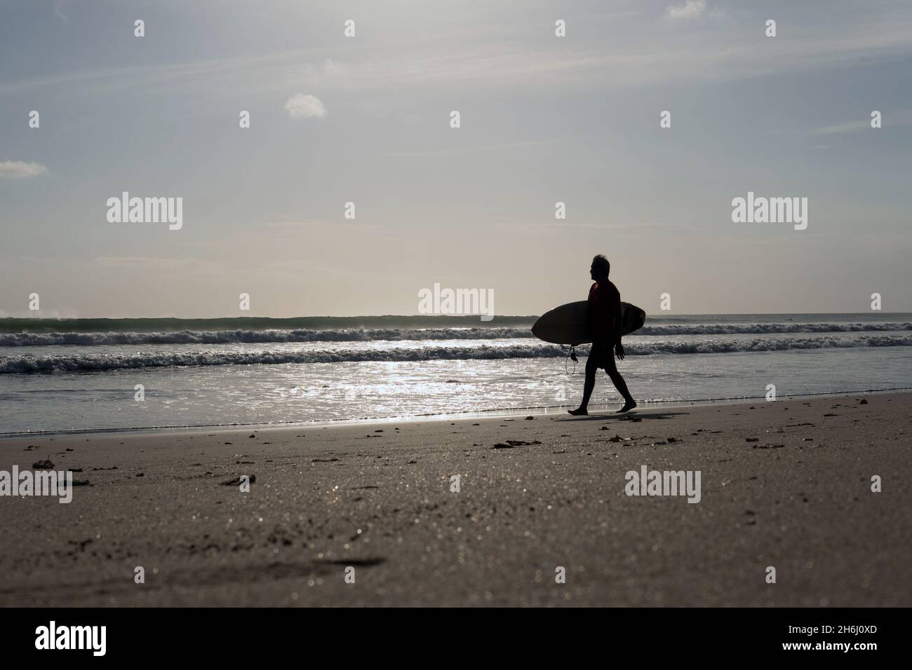 surfista camminando lungo la spiaggia di kuta. bali Foto Stock