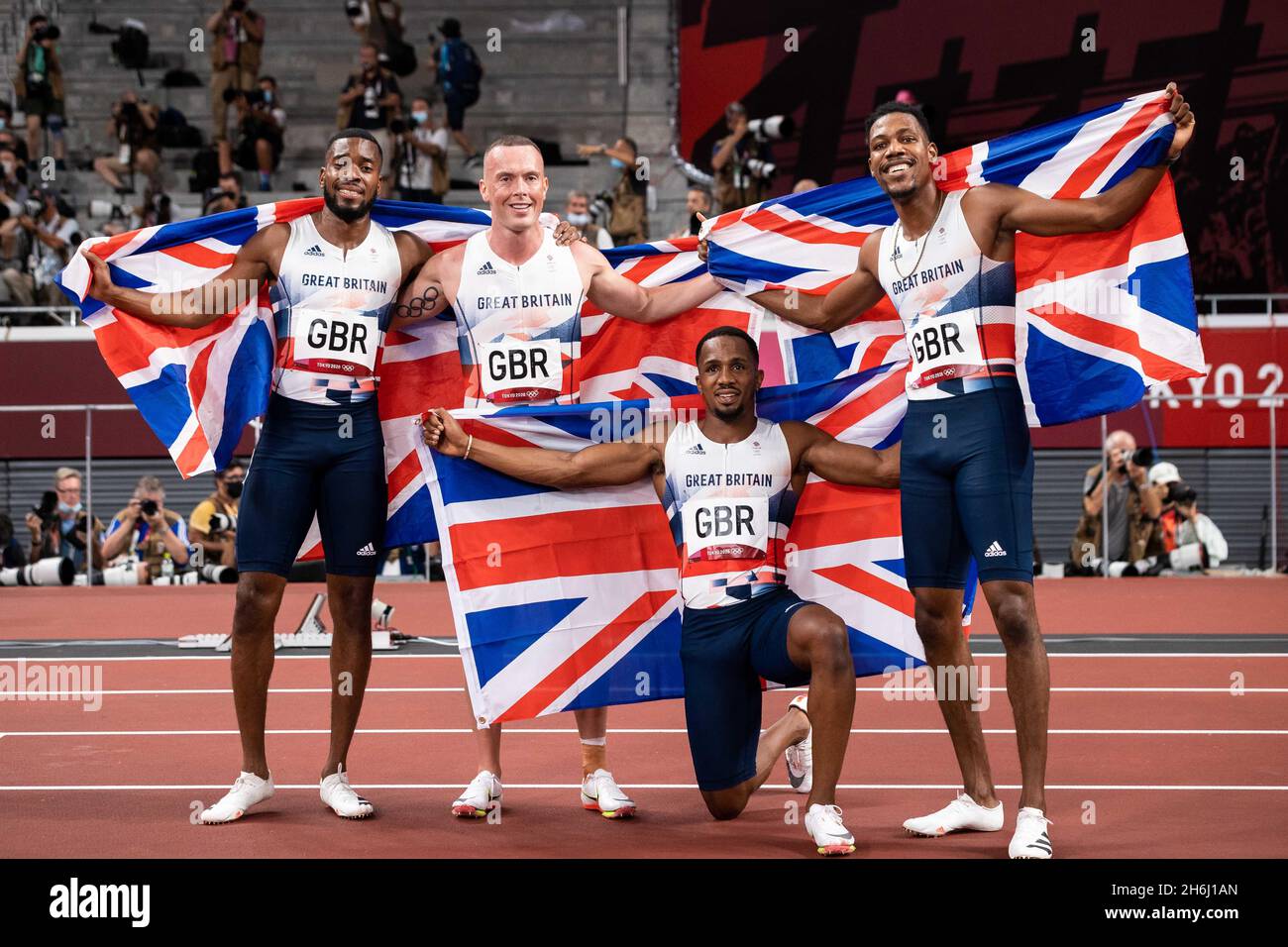 La squadra di staffetta Mens 4x100m della Gran Bretagna si è detta d'argento nelle olimpiadi di Tokyo. Mitchell-Blake, Kitty, Utah, Hughes Foto Stock