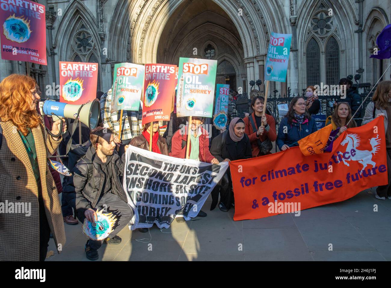 Londra, Inghilterra, Regno Unito 16 novembre 2021 Horse Hill: Sarah Finch prende il suo caso contro il Surrey Council alla Corte d'appello reale, per contestare la loro decisione di consentire un controverso progetto di trivellazione petrolifera a Passi pure. Sarah, che sta conducendo una campagna contro Horse Hill dal 2019, è stato affiancato da sostenitori, tra cui i membri di amici della Terra, con striscioni e cartelli. Si stima che lo sviluppo potrebbe portare a più di 10 milioni di tonnellate di CO2 equivalente essere rilasciato nell'atmosfera quando il petrolio viene infine bruciato. Credit: Denise Laura Baker/Alamy Live News Foto Stock