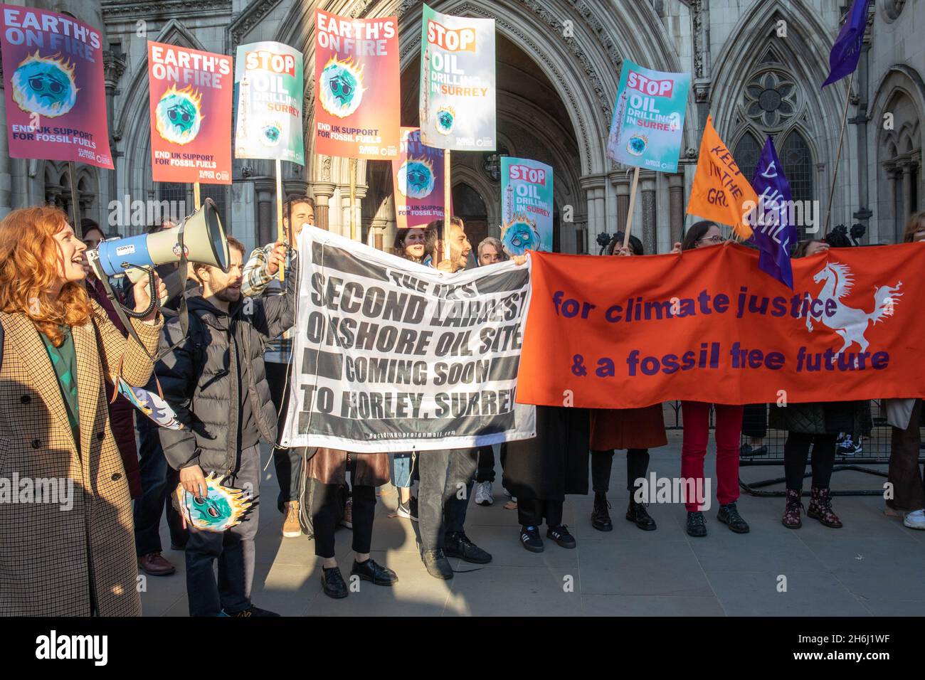 Londra, Inghilterra, Regno Unito 16 novembre 2021 Horse Hill: Sarah Finch prende il suo caso contro il Surrey Council alla Corte d'appello reale, per contestare la loro decisione di consentire un controverso progetto di trivellazione petrolifera a Passi pure. Sarah, che sta conducendo una campagna contro Horse Hill dal 2019, è stato affiancato da sostenitori, tra cui i membri di amici della Terra, con striscioni e cartelli. Si stima che lo sviluppo potrebbe portare a più di 10 milioni di tonnellate di CO2 equivalente essere rilasciato nell'atmosfera quando il petrolio viene infine bruciato. Credit: Denise Laura Baker/Alamy Live News Foto Stock