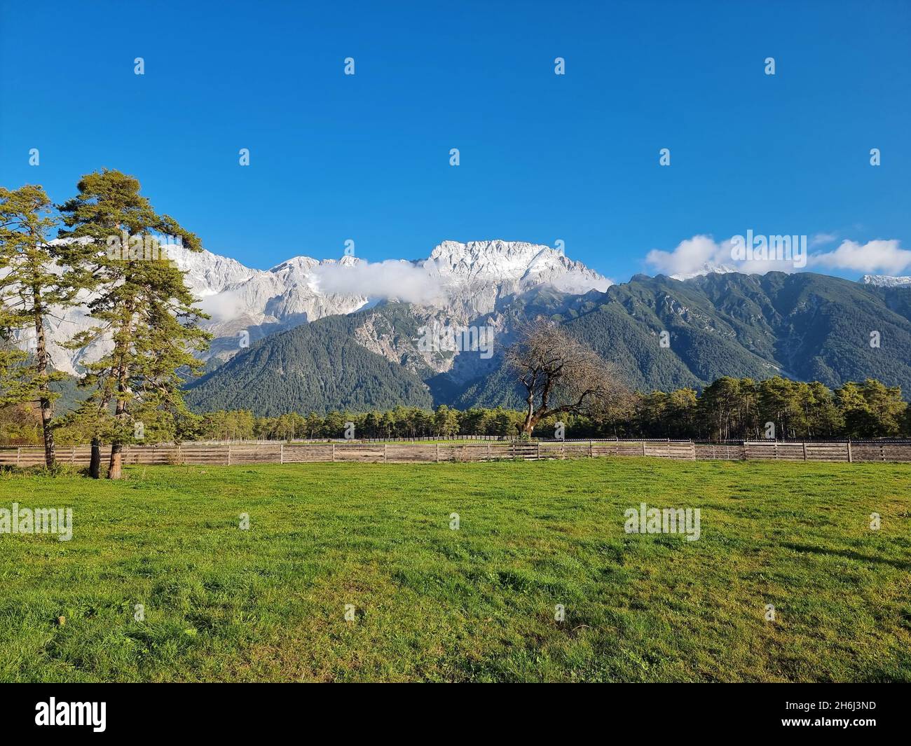 Montagne panoramiche sotto il cielo blu a Mieming, il Sonnenplateu, in Tirolo - Austria Foto Stock