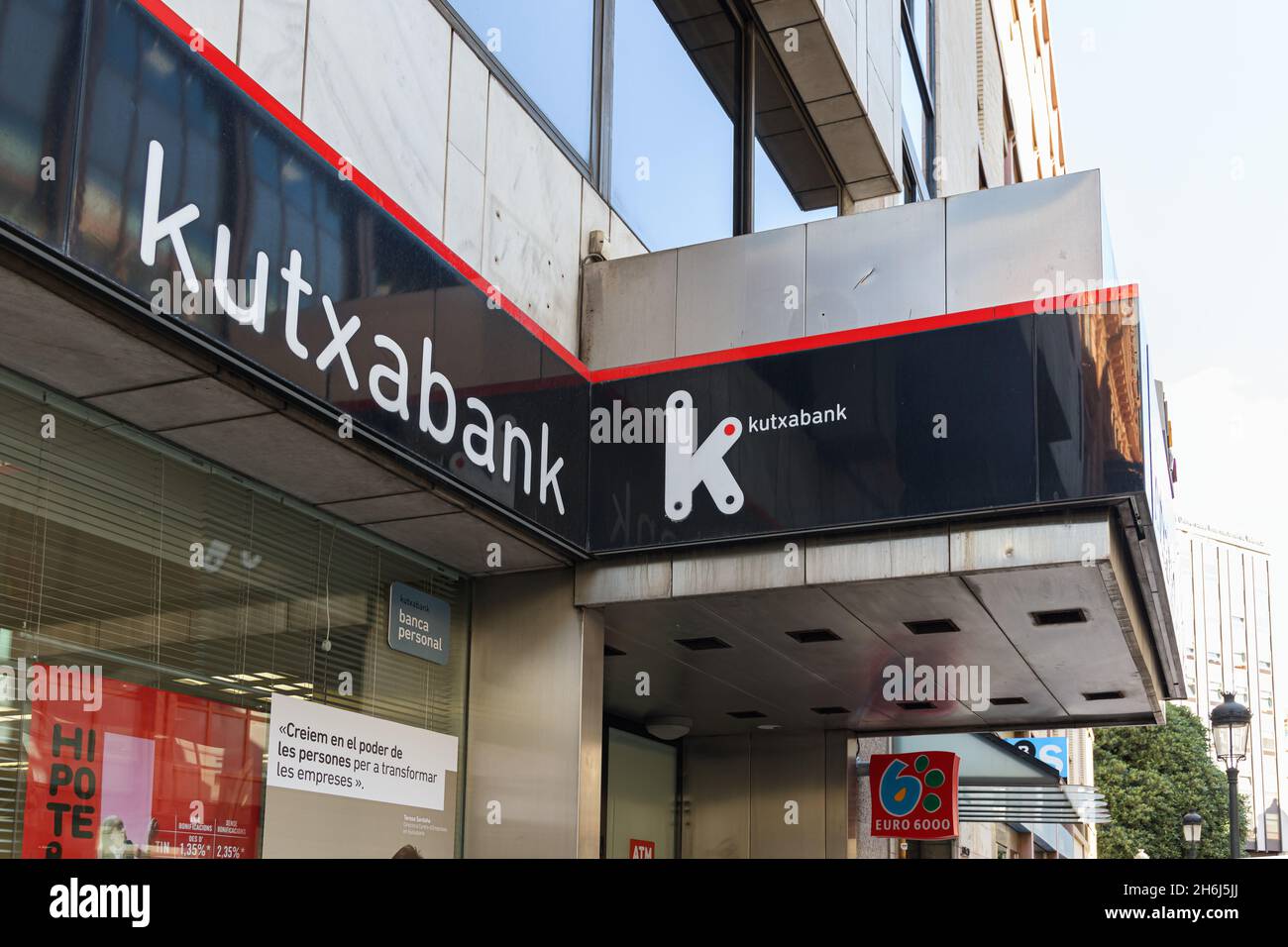 VALENCIA, SPAGNA - 15 NOVEMBRE 2021: Kutxabank è una banca spagnola fondata e con sede a Bilbao Foto Stock