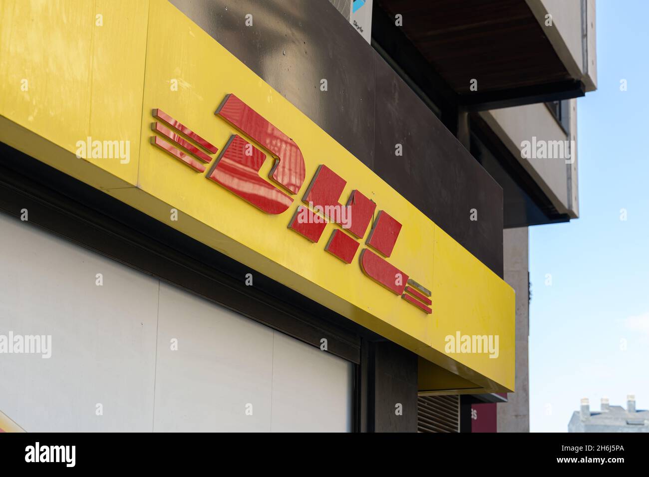 VALENCIA, SPAGNA - 15 NOVEMBRE 2021: DHL è un servizio internazionale di corriere, consegna pacchi e posta espressa Foto Stock