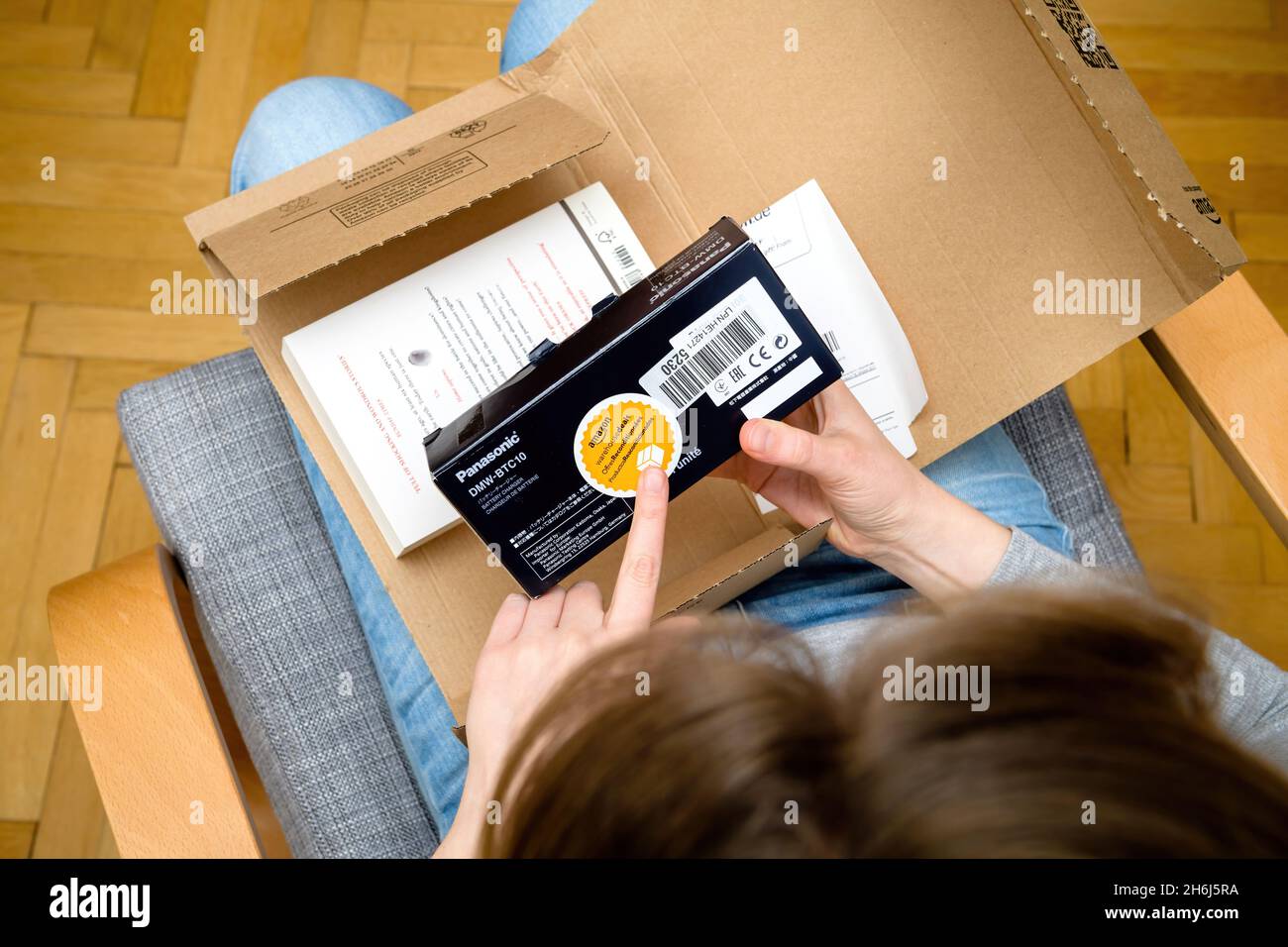 Amazon prime Parcel consegna di e-commerce merci ordinate - magazzino  offerte usato articolo adesivo Foto stock - Alamy