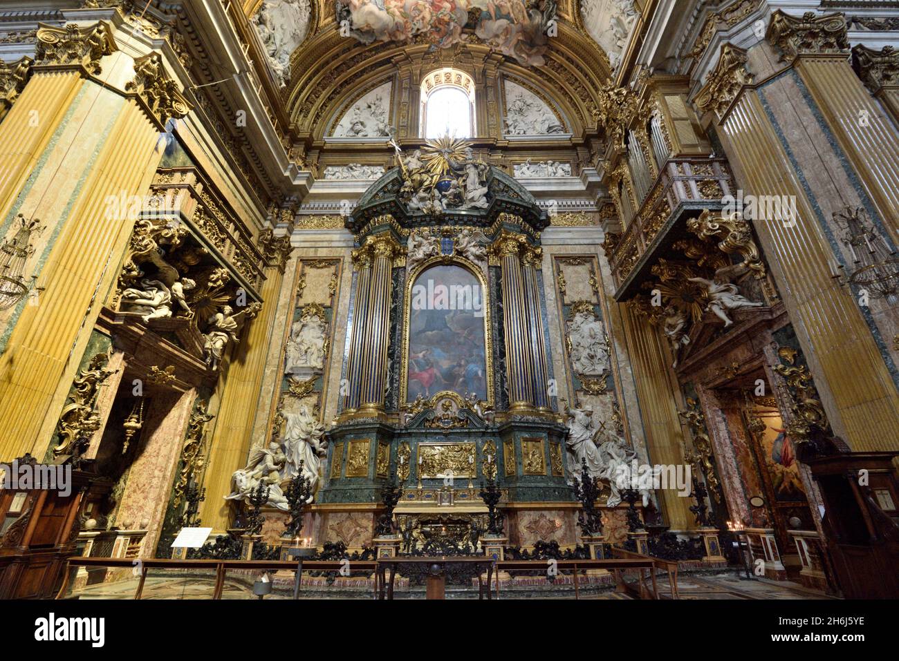 Italia, Roma, l'interno della Chiesa del Gesù, l'altare di Sant'Ignazio e la macchina barocca Foto Stock