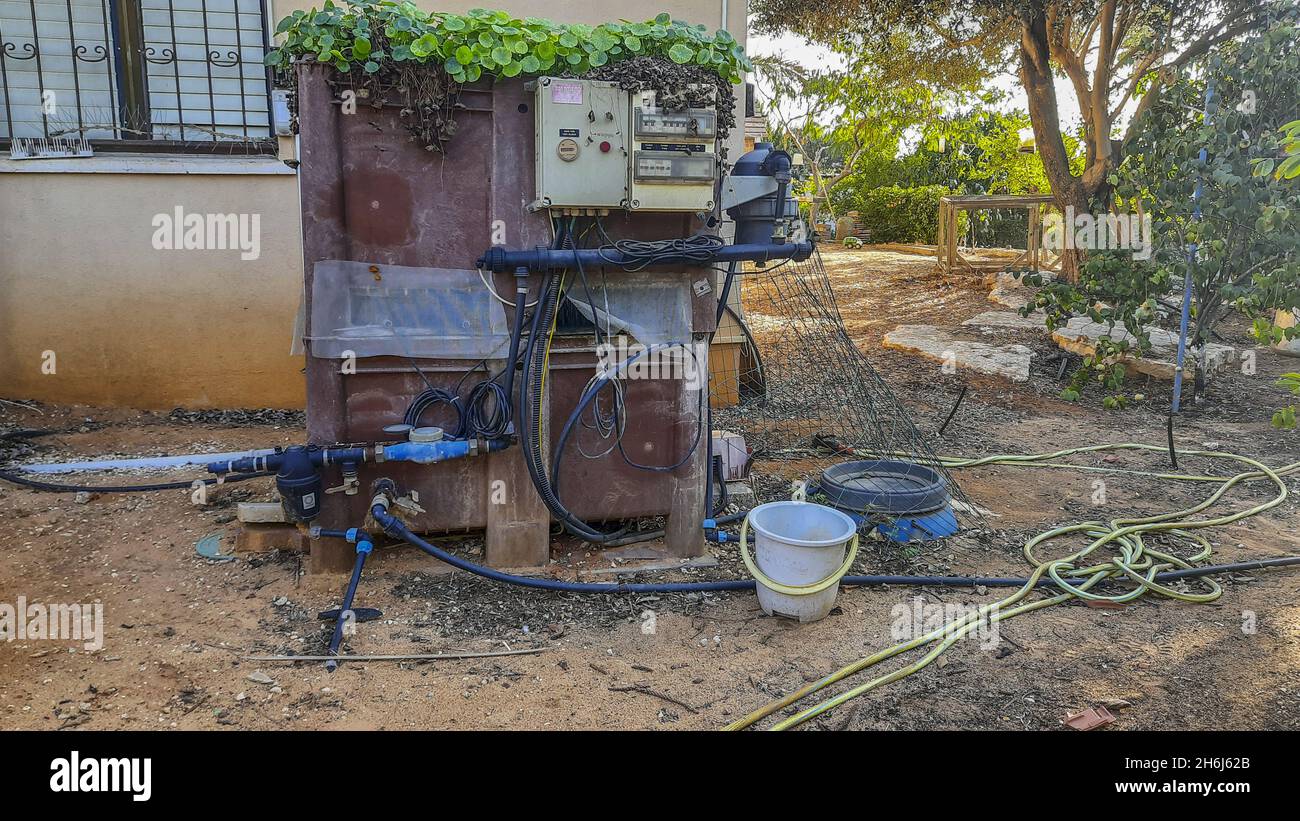 un impianto di trattamento delle acque reflue domestiche su piccola scala per il trattamento delle acque grigie Foto Stock