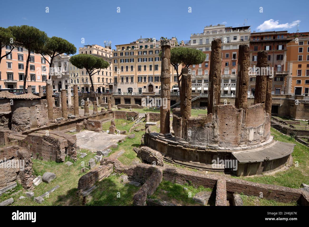 italia, roma, area sacra di largo di torre argentina, tempio di juturna (III sec. a.C.) e tempio B (II sec. a.C.) Foto Stock