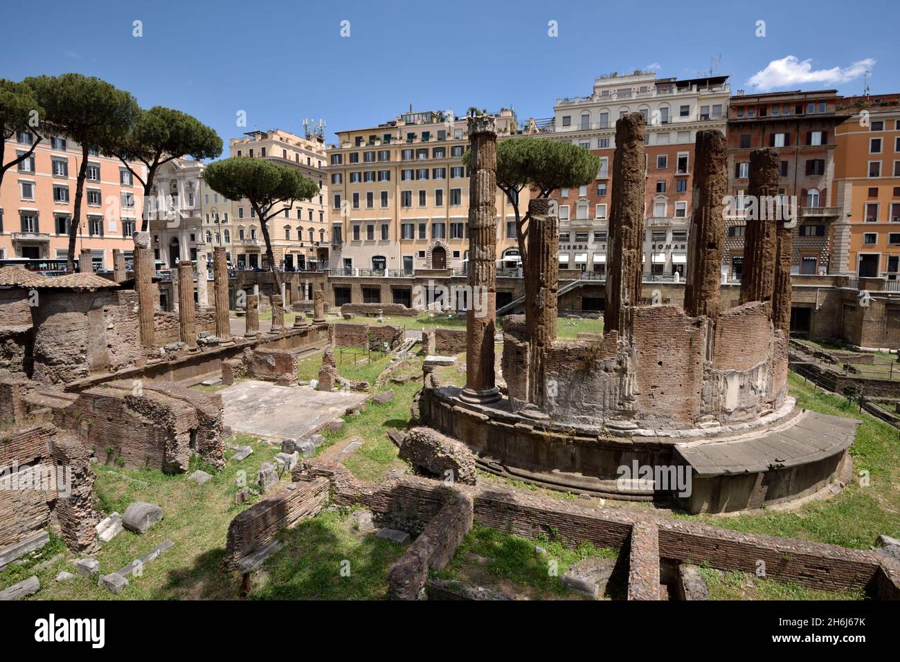 Italia, Roma, area Sacra di largo di Torre Argentina, tempio di Juturna (III secolo a.C.) e tempio B (II secolo a.C.) Foto Stock