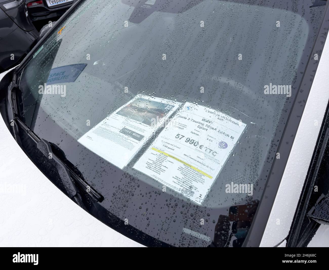Vista frontale del parabrezza nuovo BMW Serie 3 Touring ibrido auto con prezzo di 57990 euro ttc Foto Stock