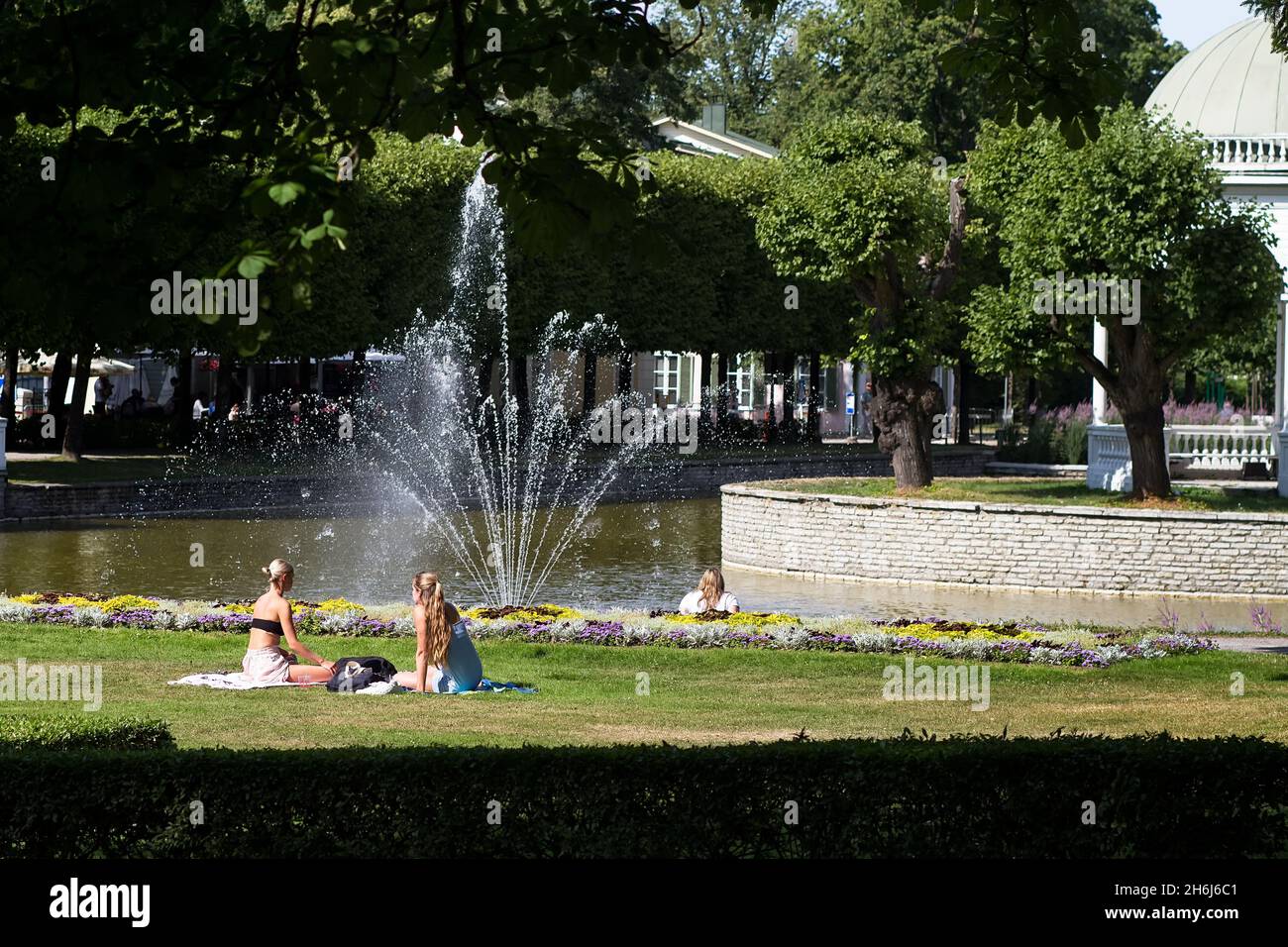 Un paio di ragazze che siedono al parco e hanno un tranquillo monente al sole estivo. Foto Stock