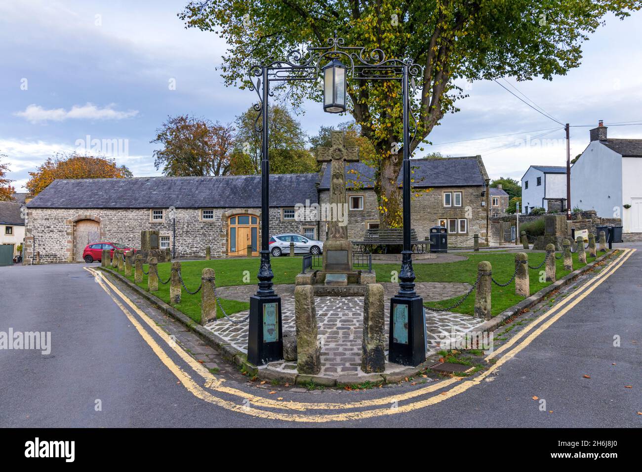 Il monumento celtico di pietra della guerra trasversale situato nel mercato Place nel centro del villaggio di Castleton, Peak District, Derbyshire, Inghilterra. Foto Stock