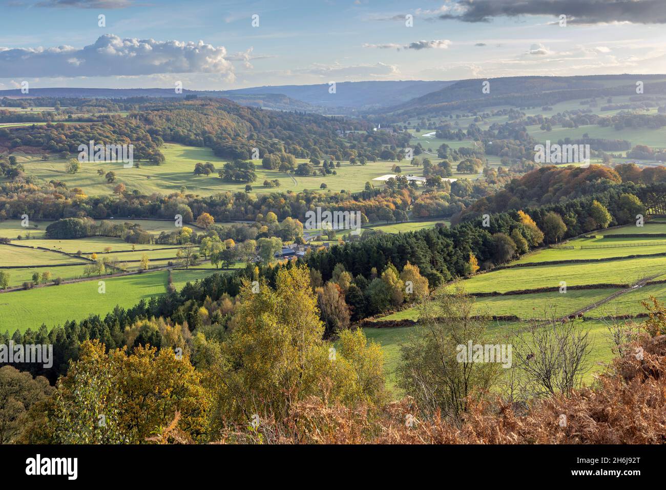 Una vista mozzafiato dalla fine di Baslow Edge lungo la Derwent Valley a Chatsworth House nel Peak District National Park, Derbyshire. Foto Stock