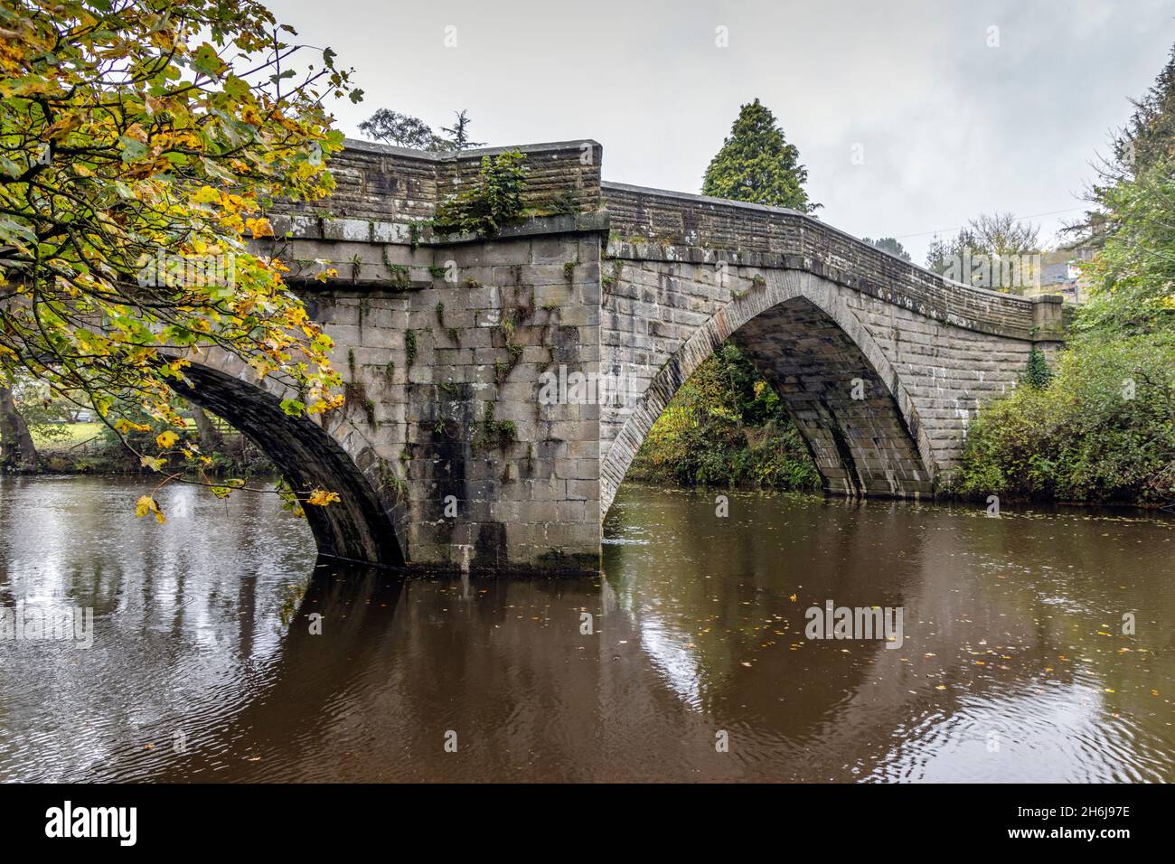 Il ponte Froggatt del 17 ° secolo dalla riva occidentale del fiume Derwent, Peak District National Park, Derbyshire, Inghilterra. Foto Stock
