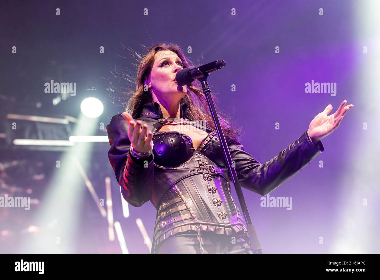 Oslo, Norvegia. 14 novembre 2021. Nightwish, la band sinfonica metal finlandese, suona un concerto dal vivo presso l'Oslo Spektrum di Oslo. Qui il cantante Floor Jansen è visto dal vivo sul palco. (Photo credit: Gonzales Photo - Terje Dokken). Foto Stock