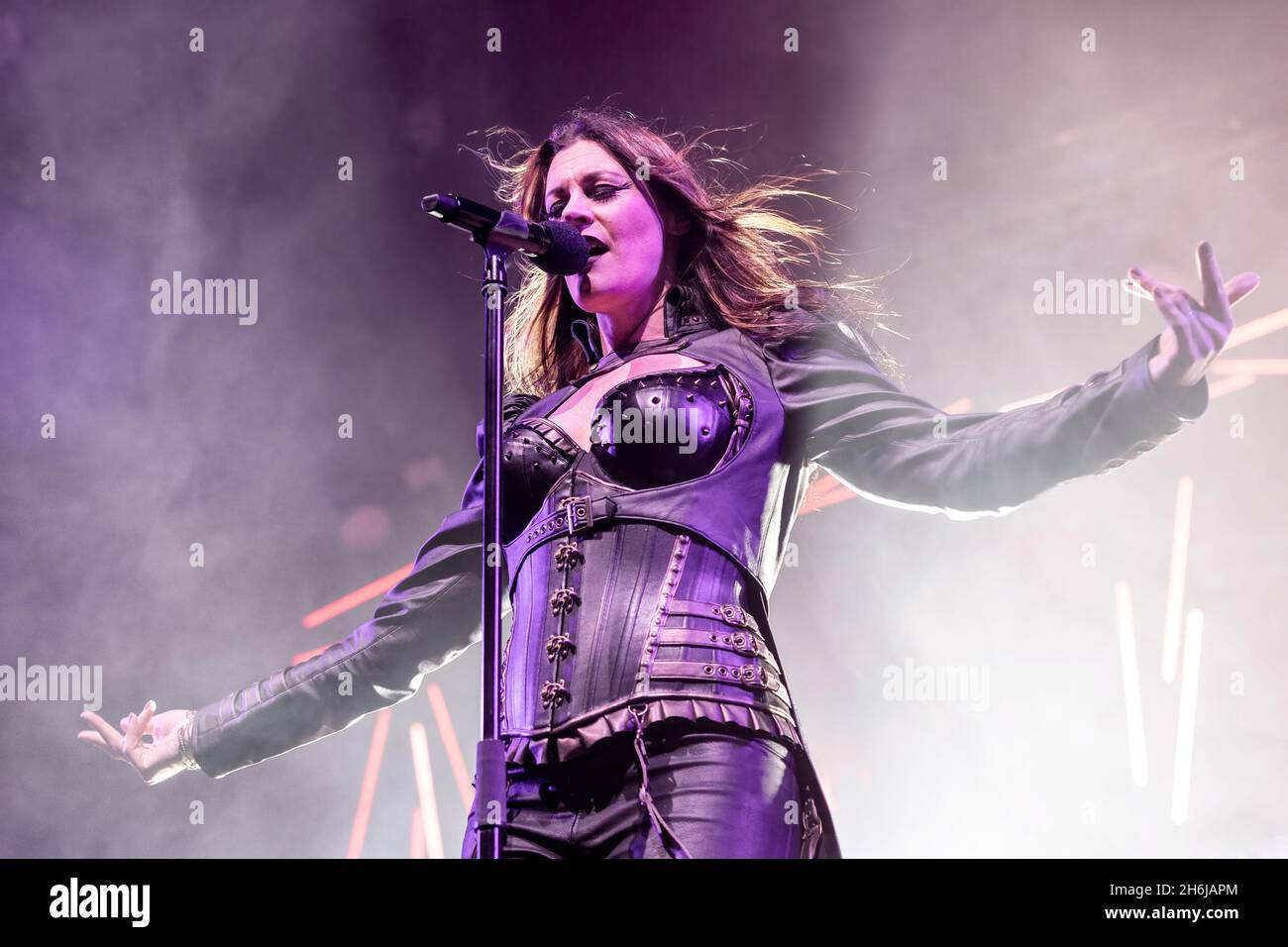 Oslo, Norvegia. 14 novembre 2021. Nightwish, la band sinfonica metal finlandese, suona un concerto dal vivo presso l'Oslo Spektrum di Oslo. Qui il cantante Floor Jansen è visto dal vivo sul palco. (Photo credit: Gonzales Photo - Terje Dokken). Foto Stock