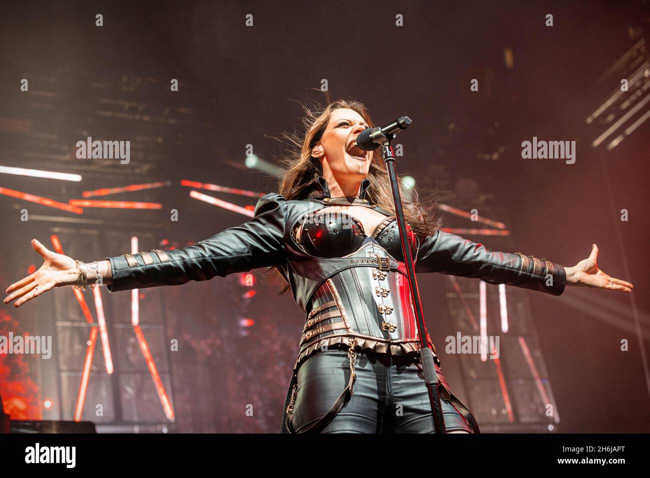 Oslo, Norvegia. 14 novembre 2021. Nightwish, la band sinfonica metal finlandese, suona un concerto dal vivo presso l'Oslo Spektrum di Oslo. Qui il cantante Floor Jansen è visto dal vivo sul palco. (Photo credit: Gonzales Photo - Terje Dokken). Foto Stock