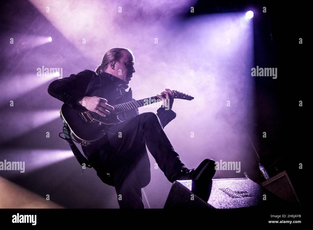 Oslo, Norvegia. 14 novembre 2021. Nightwish, la band sinfonica metal finlandese, suona un concerto dal vivo presso l'Oslo Spektrum di Oslo. Qui il chitarrista Emppu Vuorinen è visto dal vivo sul palco. (Photo credit: Gonzales Photo - Terje Dokken). Foto Stock