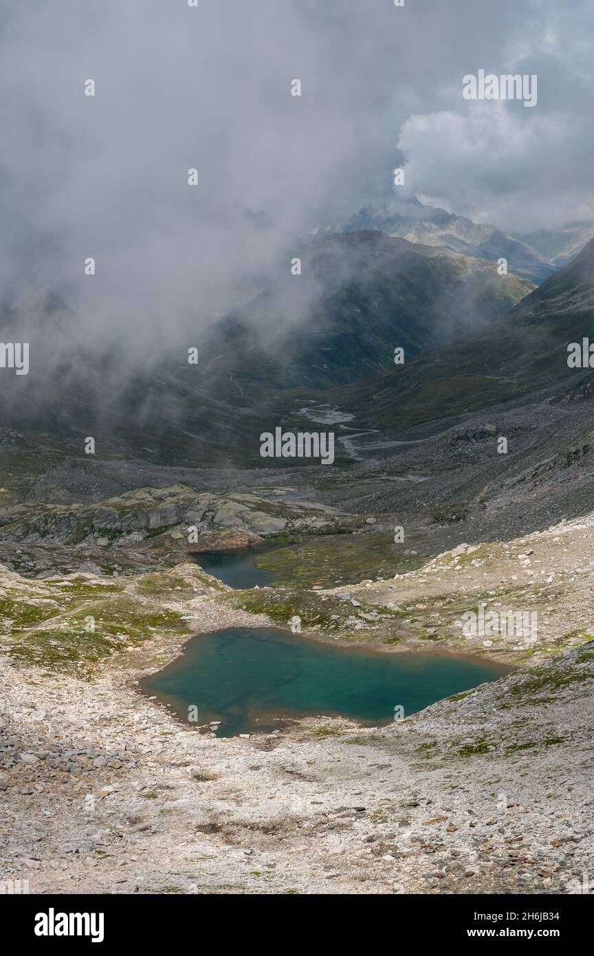 Vista sul Passo Bornengo con lago di montagna in Val Maighels, Surselva Foto Stock