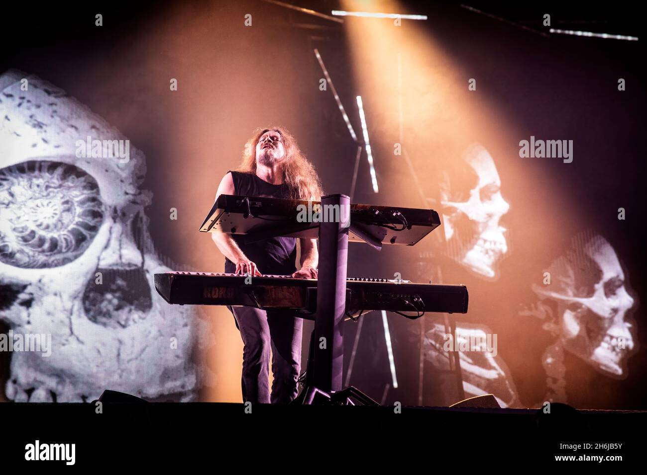 Oslo, Norvegia. 14 novembre 2021. Nightwish, la band sinfonica metal finlandese, suona un concerto dal vivo presso l'Oslo Spektrum di Oslo. Qui il musicista Tuomas Holopainen è visto dal vivo sul palco. (Photo credit: Gonzales Photo - Terje Dokken). Foto Stock