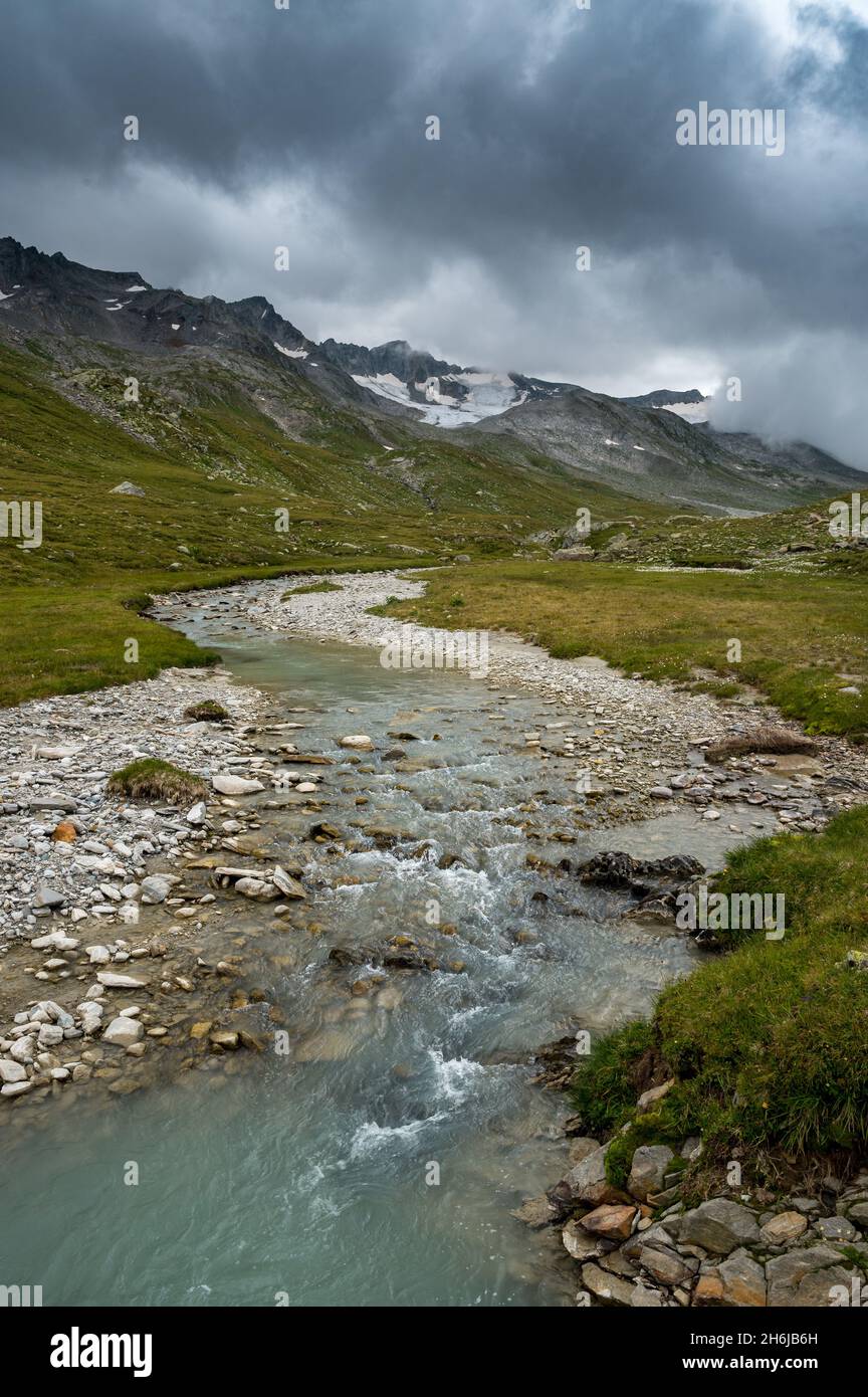 Val Maighels con torrente e ghiacciaio Maighels in lontananza, Surselva Foto Stock