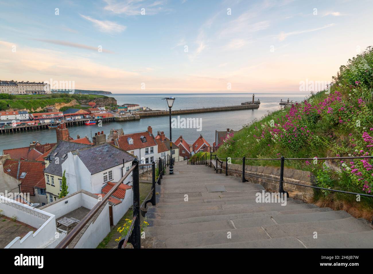 Una vista dei famosi 199 gradini che conducono al Porto di Whitby Foto Stock