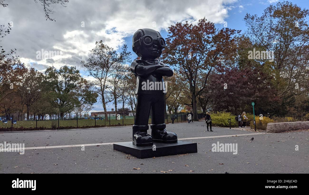 New York, New York, Stati Uniti. 15 Nov 2021. Una nuova scultura di "Fly Boy" di Hebru Brantley è stata presentata ieri a Battery Park, New York City (Credit Image: © Ryan Rahman/Pacific Press via ZUMA Press Wire) Foto Stock