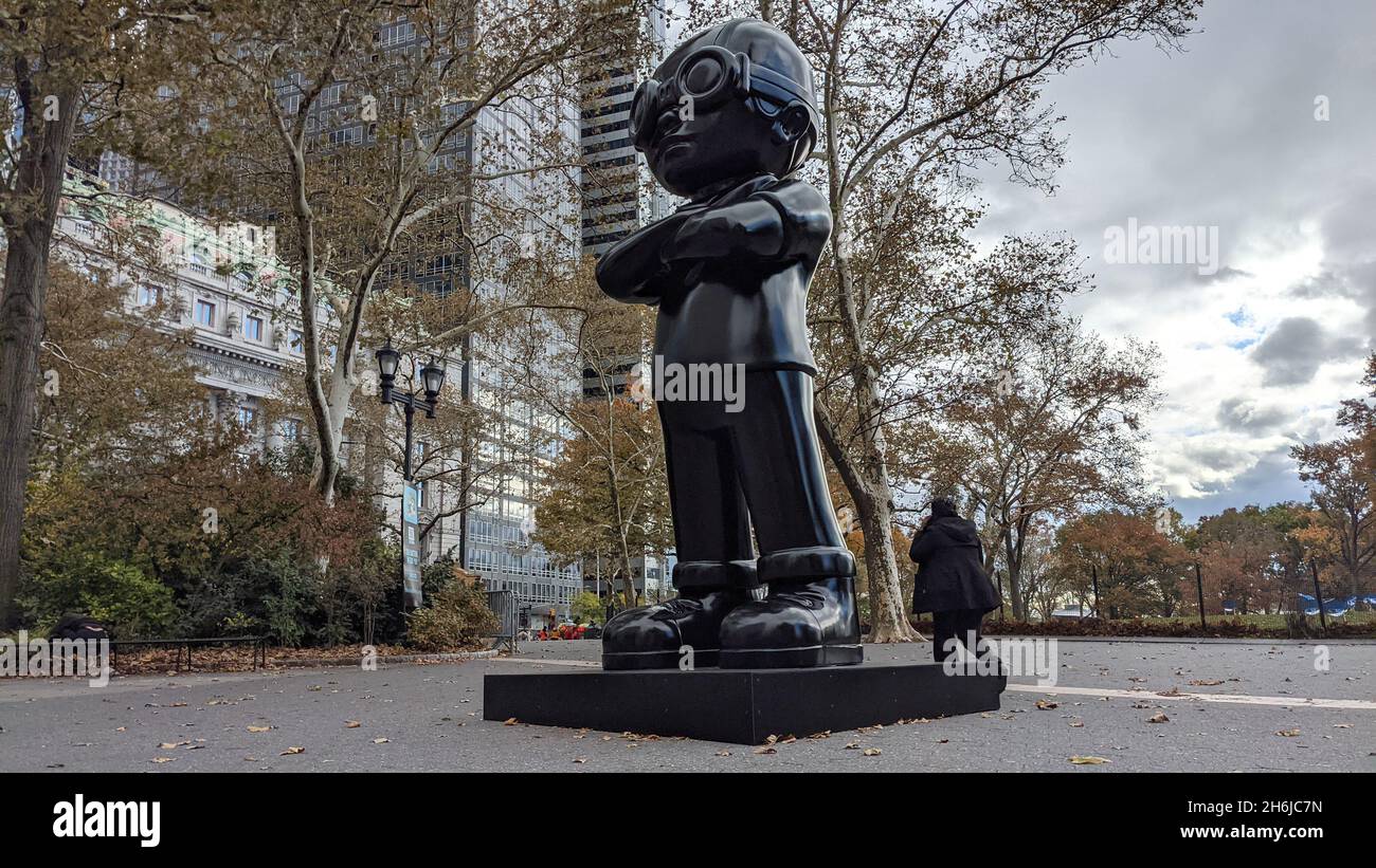 New York, New York, Stati Uniti. 15 Nov 2021. Una nuova scultura di "Fly Boy" di Hebru Brantley è stata presentata ieri a Battery Park, New York City (Credit Image: © Ryan Rahman/Pacific Press via ZUMA Press Wire) Foto Stock