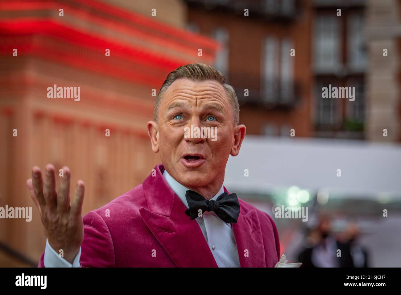 Daniel Craig guarda in su e si scusa per la pioggia al Premier Mondiale di No Time to Die 2021 Foto Stock