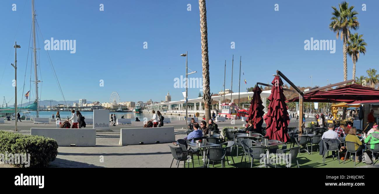 MALAGA, SPAGNA - Jan 17, 2019: Malaga, Spagna: Muelle uno e due, il porto centrale splendidamente restaurato moli nel centro della città su una luminosa pinta Foto Stock