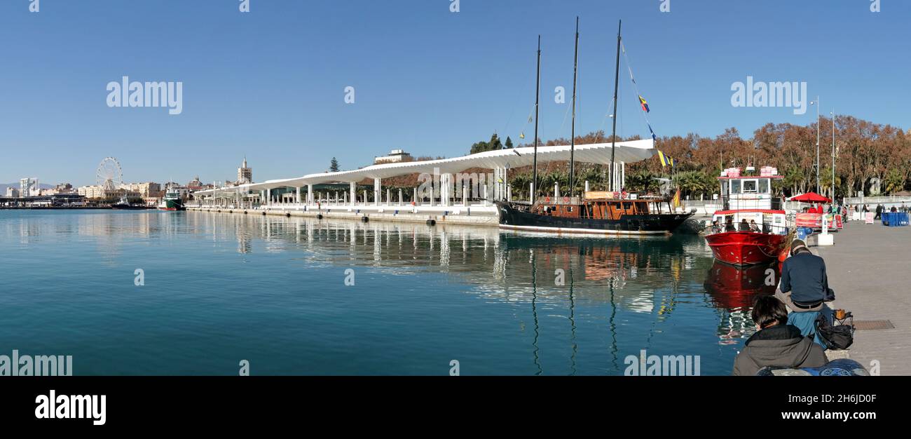 MALAGA, SPAGNA - Jan 17, 2019: Malaga, Spagna: Muelle uno e due, il porto centrale splendidamente restaurato moli nel centro della città su una luminosa pinta Foto Stock