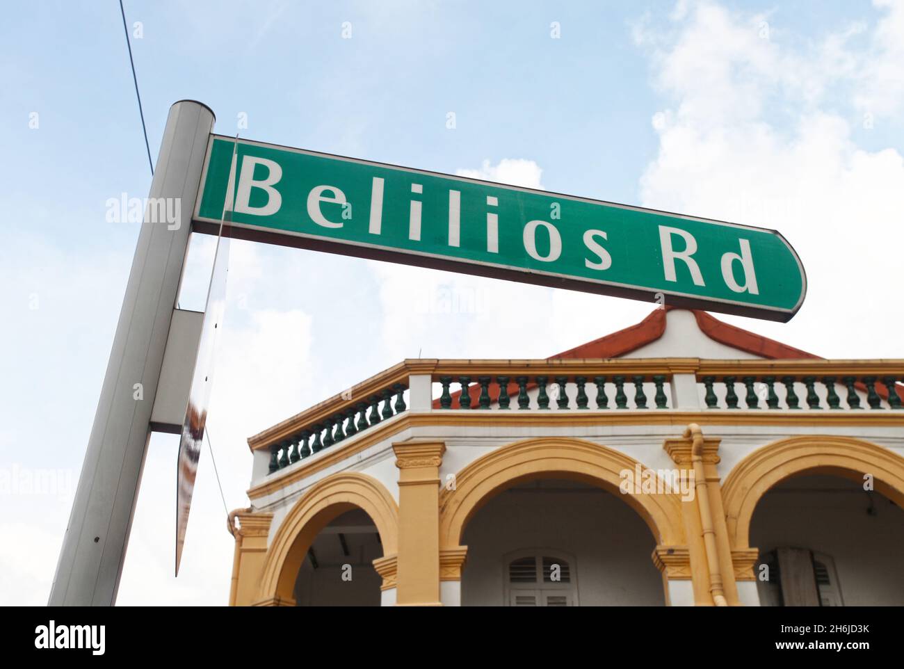 Un cartello verde con il nome della strada per Belilios Road accanto al Tempio di Sri Veeramakaliamman in Little India, Singapore. Foto Stock