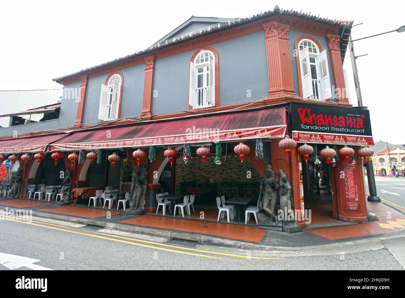 Un negozio all'incrocio di Serangoon Road e Morris Road con Khansama un ristorante tandoori in Little India, Singapore. Foto Stock