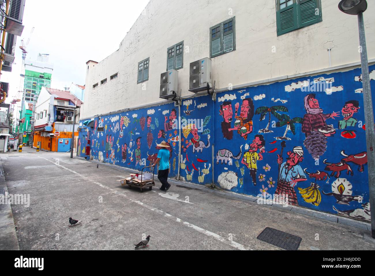 Graffiti o pittura di parete nell'area centrale in un piccolo vicolo posteriore fra Hindoo Road e Baboo Lane fuori Serangoon Road in Little India, Singapore. Foto Stock