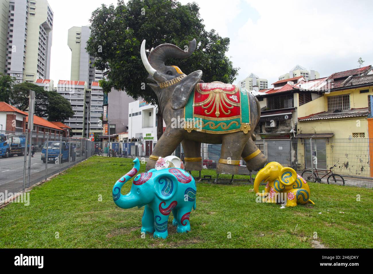 Small Open Park at Hindoo Road è un parco pubblico con sculture di elefanti colorati in Little India, Singapore. Foto Stock