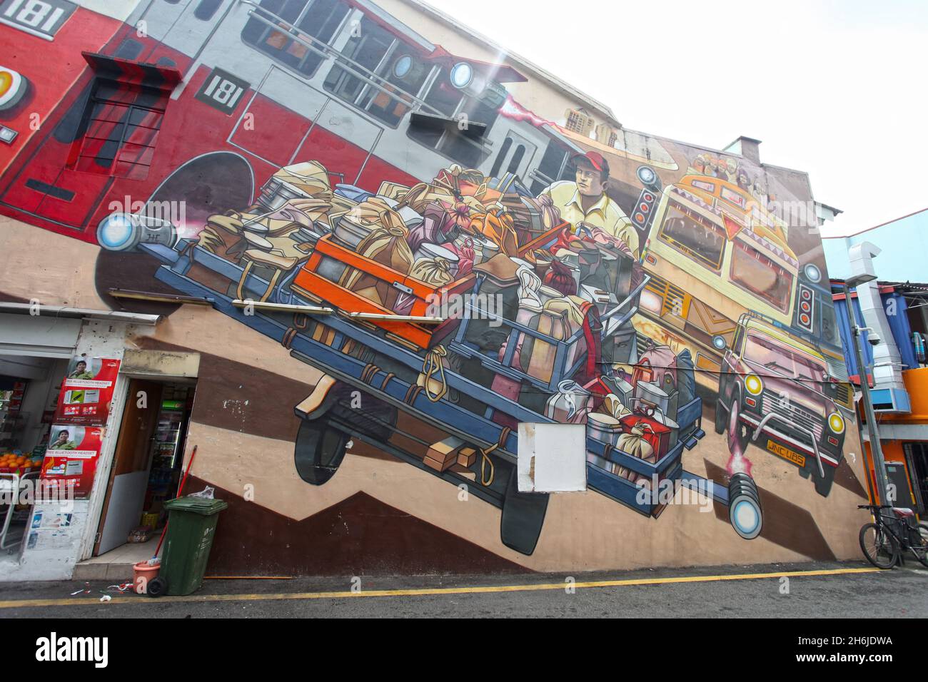 Graffiti Wall Art sulla parete esterna di un edificio a Baboo Lane al largo di Serangoon Road in Little India, Singapore. Foto Stock