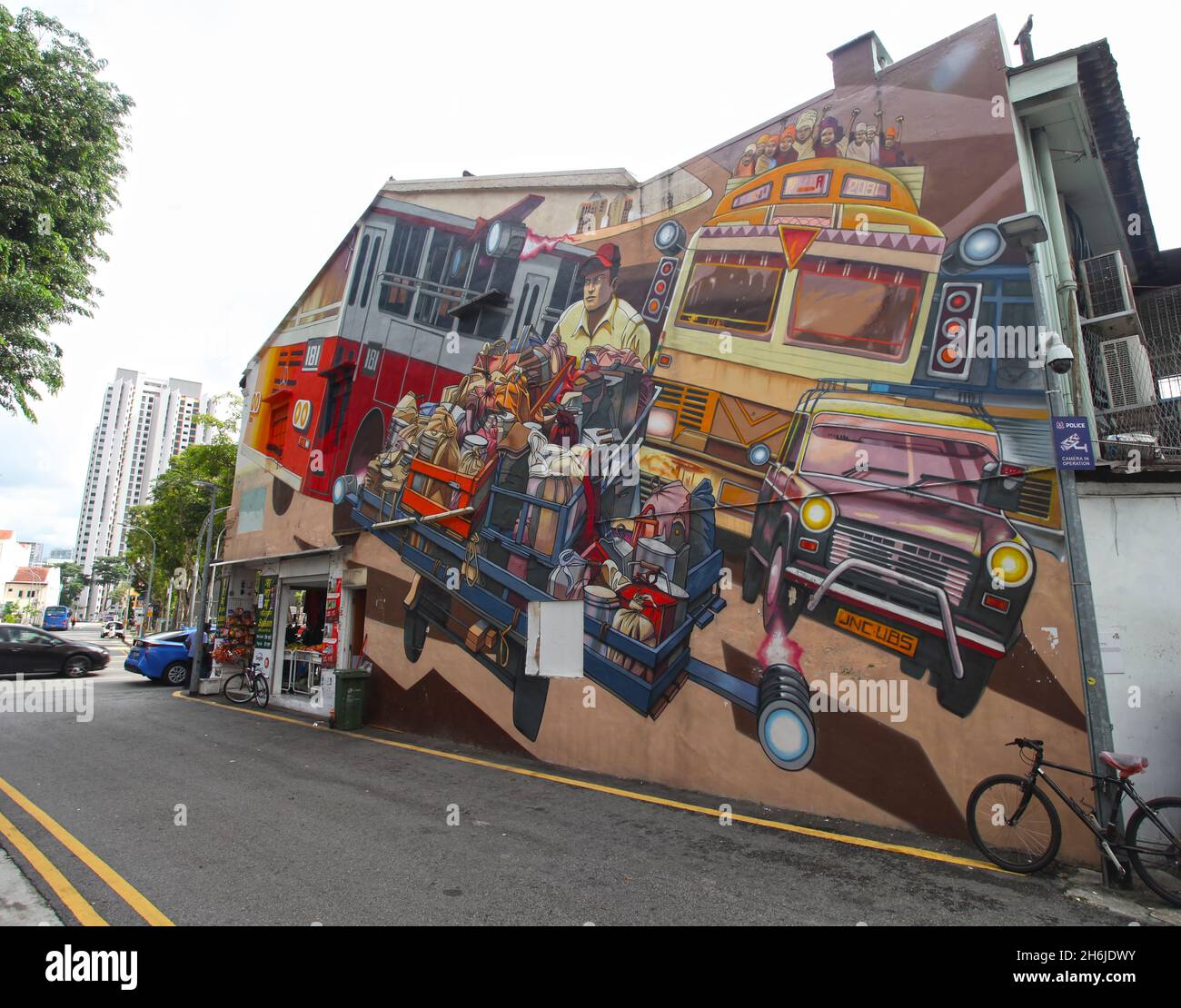 Graffiti Wall Art sulla parete esterna di un edificio a Baboo Lane al largo di Serangoon Road in Little India, Singapore. Foto Stock