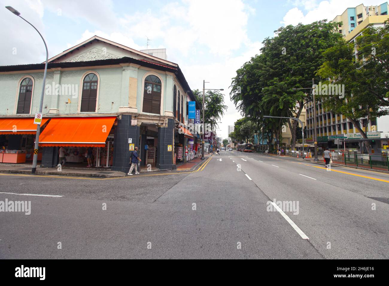 Vecchie botteghe all'incrocio tra Serangoon Road e Rowell Road nel quartiere Little India di Singapore. Foto Stock