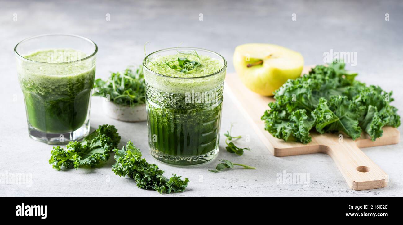 Frullato verde sano, disintossicare il succo con cetriolo di sedano di mele kale. Orientamento banner Web Foto Stock