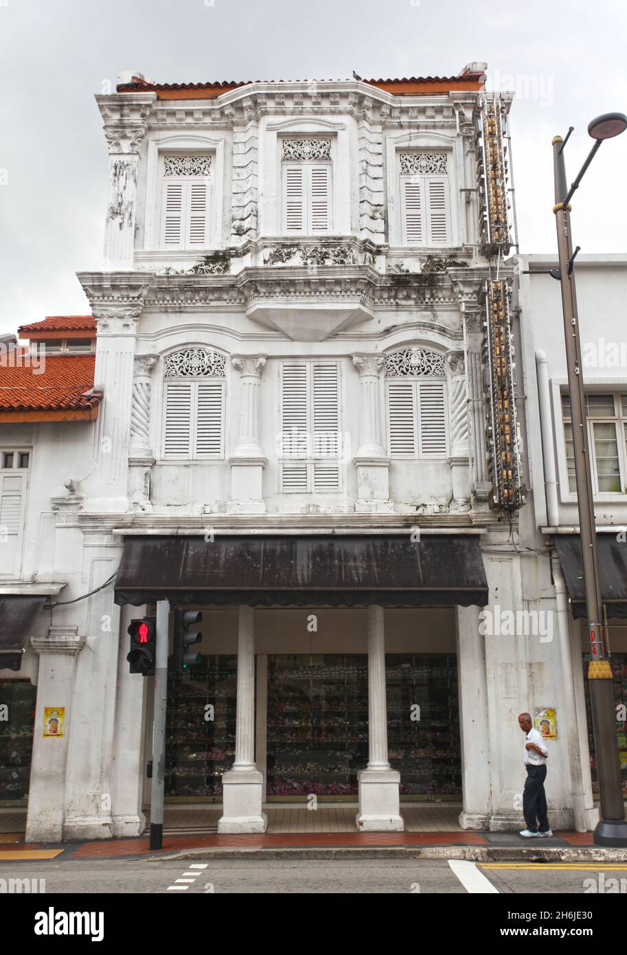 Un vecchio edificio bianco a tre piani in Serangoon Road con un cartello per il Mustafa Centre in Little India, Singapore. Foto Stock