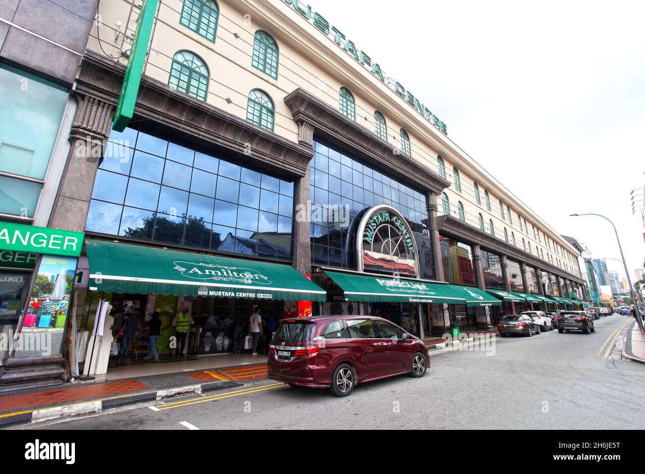 Mustafa Center, sulla Syed Alwi Road a Little India, uno dei centri commerciali di Singapore, aperti 24 ore su 24, con auto parcheggiate di fronte. Foto Stock