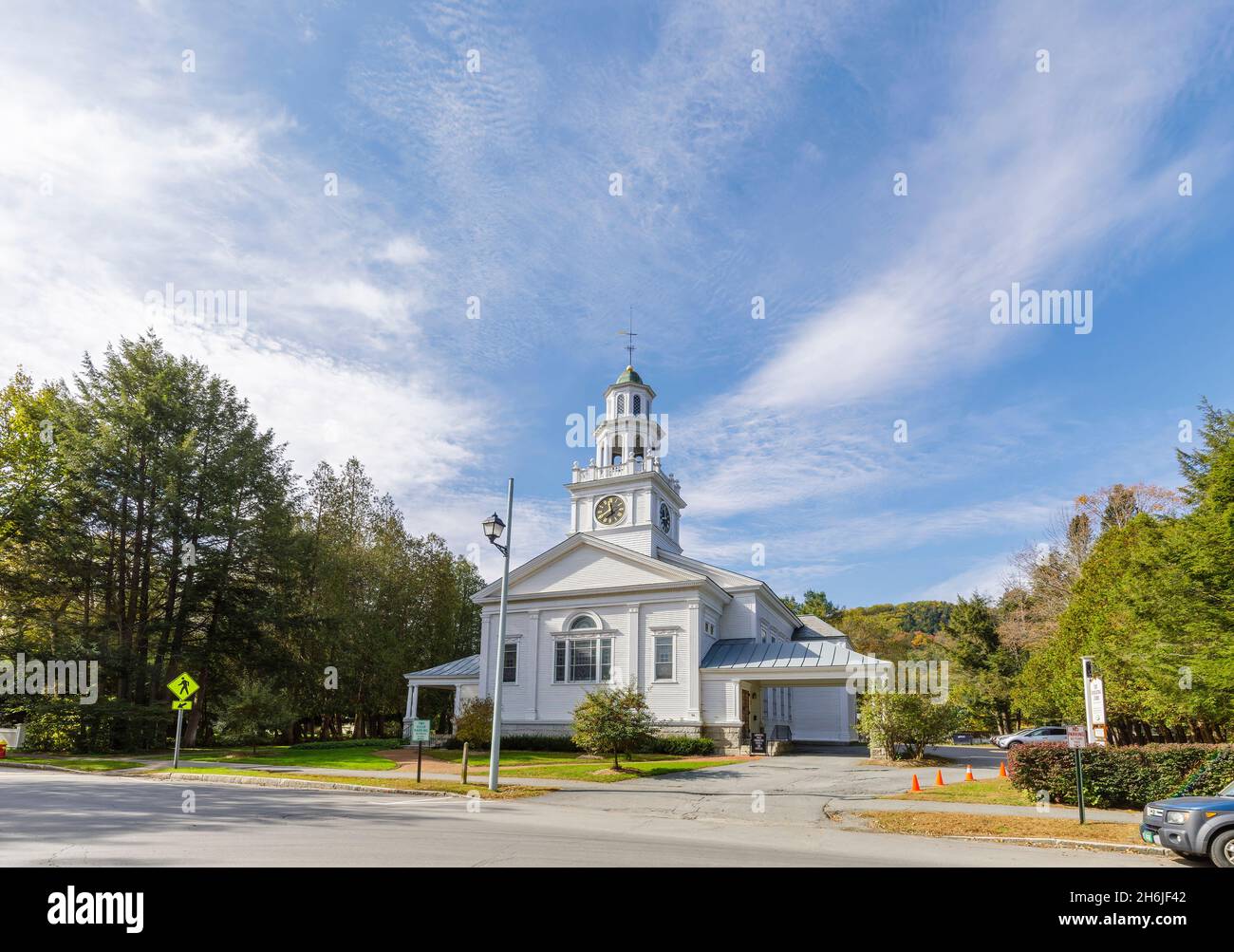 Facciata in legno della prima chiesa congregazionale di Woodstock, una chiesa evangelica indipendente riformata a Woodstock, Vermont, New England, USA Foto Stock