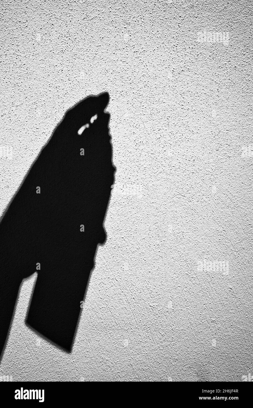 silhouette di una mano che tiene una bomboletta di vernice spray circa per premere sul cappuccio. Foto Stock