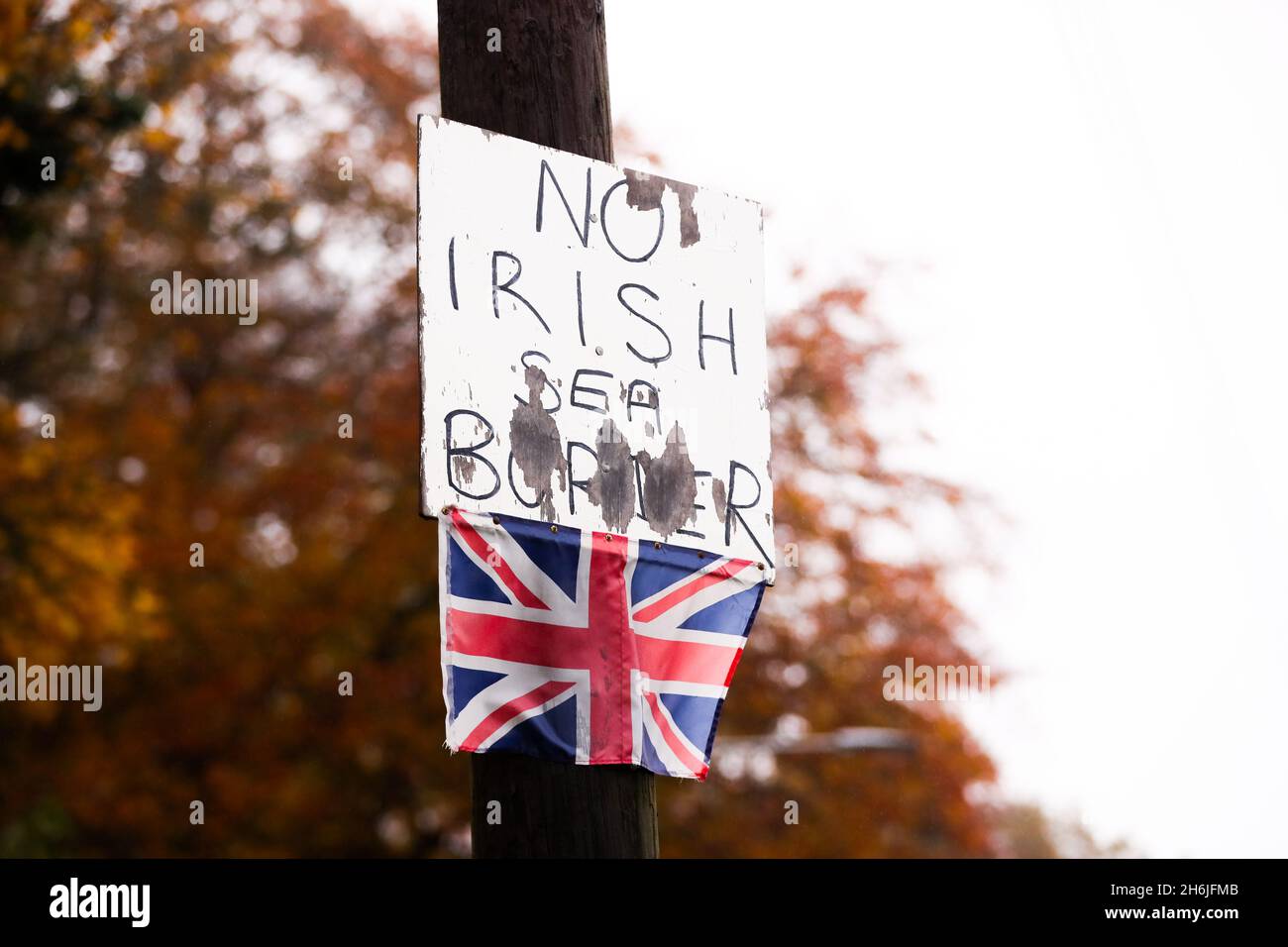 Cartello anti-frontiera del Mare d'Irlanda e piccola bandiera dell'Unione attaccata a un lampione a Bangor, Irlanda del Nord, in opposizione al protocollo dell'Irlanda del Nord. Foto Stock