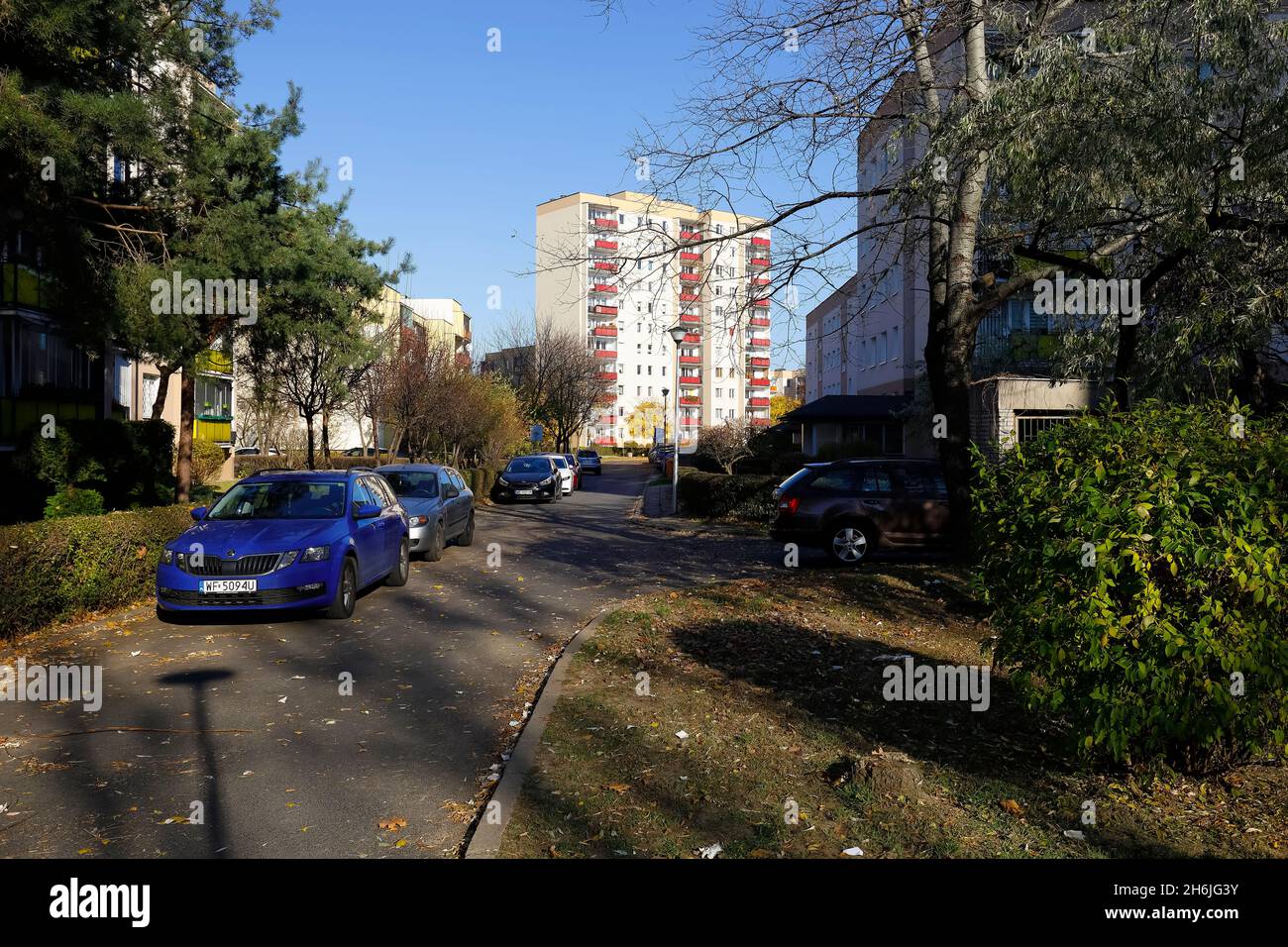 Varsavia, Polonia - 1 novembre 2021: Quartiere residenziale di Goclaw con un sacco di vegetazione vicino edifici e marciapiedi. Ci sono auto parcheggiate lungo il loc Foto Stock