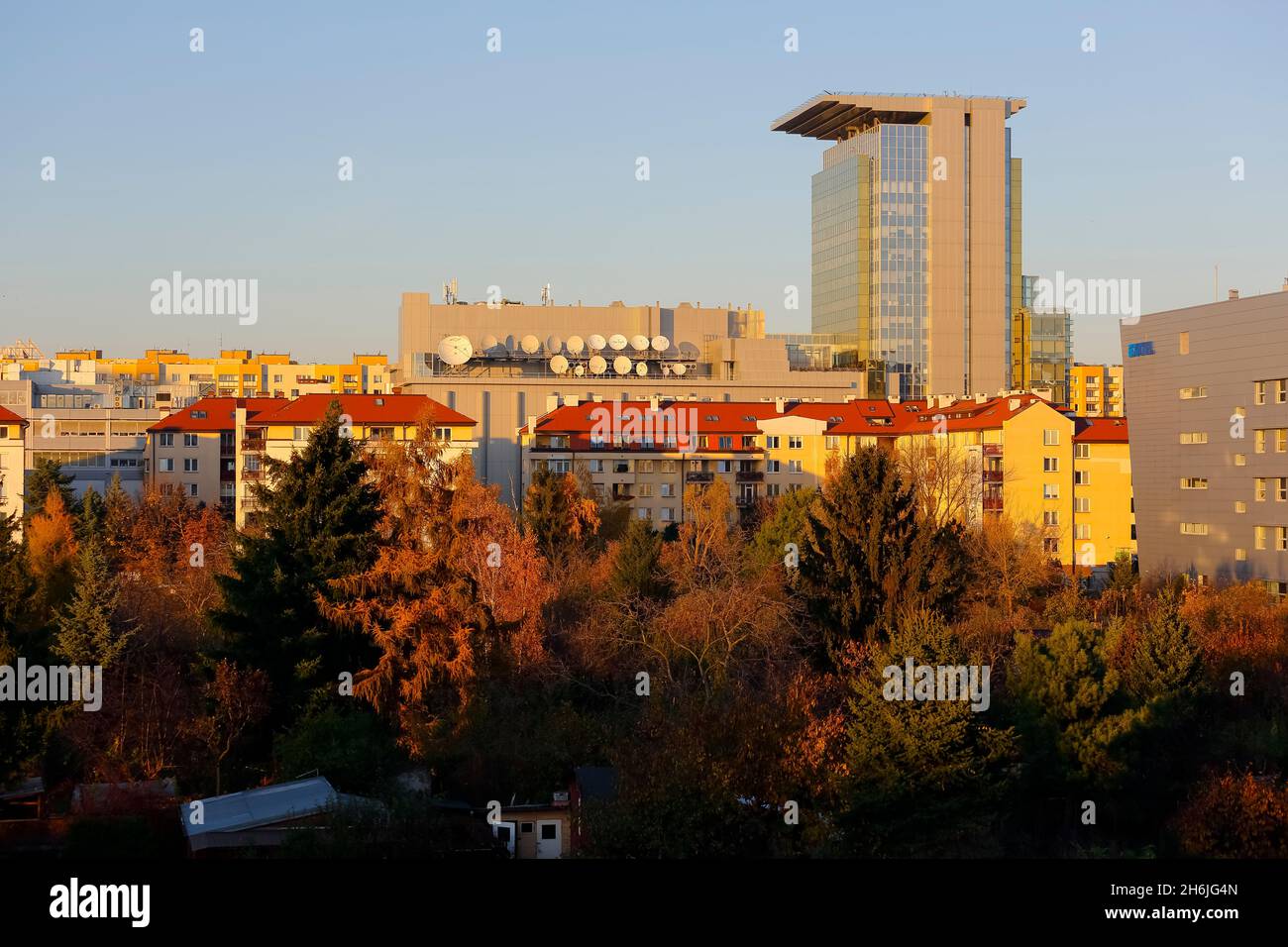 Varsavia, Polonia - 30 ottobre 2021: Edifici di uffici sono adiacenti a edifici residenziali e un sacco di alberi qui nel quartiere residenziale Goclaw che Foto Stock