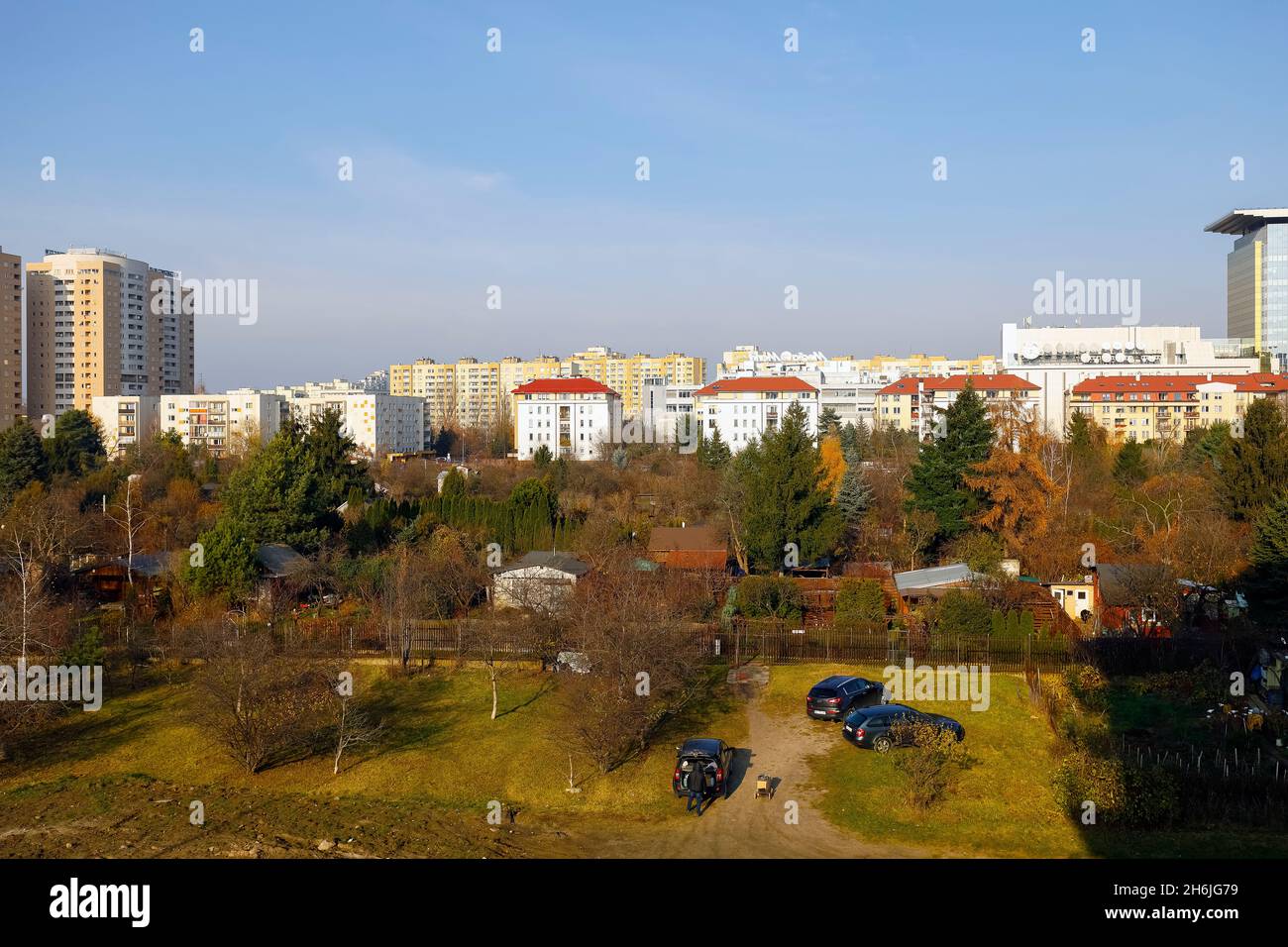 Varsavia, Polonia - 11 novembre 2021: Qui potete vedere la coesistenza della tenuta di Goclaw con le zone verdi lussureggianti. L'autunno ha già dimostrato la sua Foto Stock